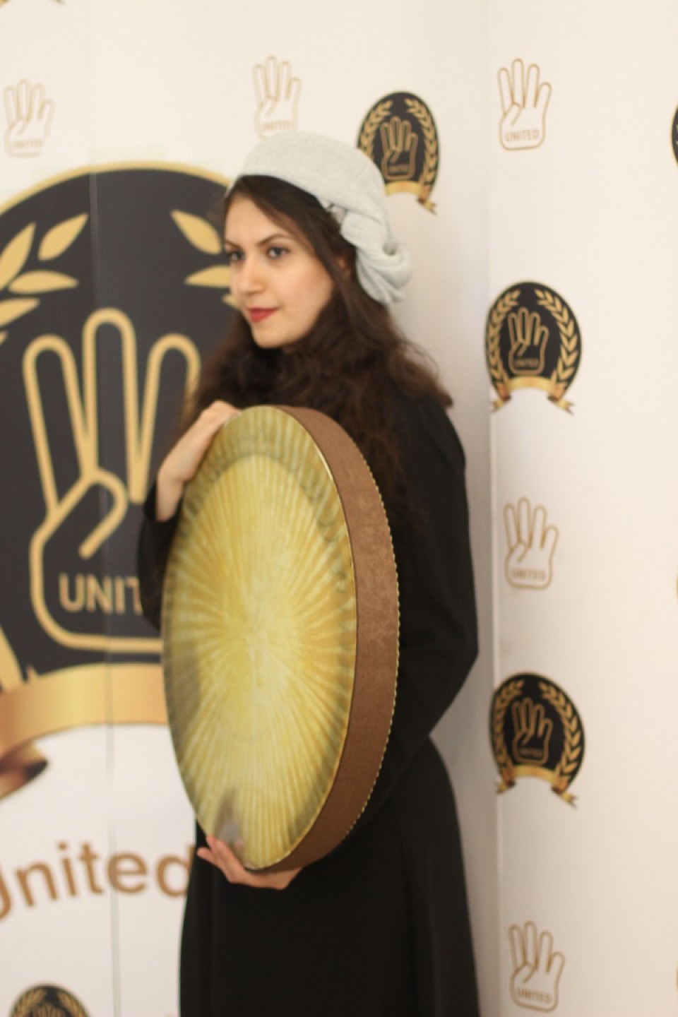 Musicienne tenant un daf lors d'une soirée culturelle portée par United4.